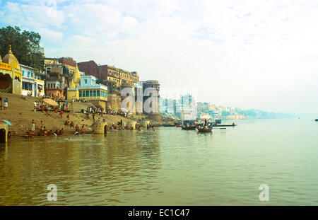 Blick auf den Ghats von Varanasi und Flussufer vom Ganges in Indien Stockfoto