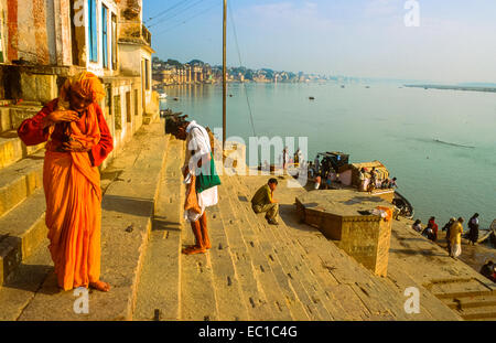 Banken und Ghats am Fluss Ganges in Varanasi in Indien Stockfoto