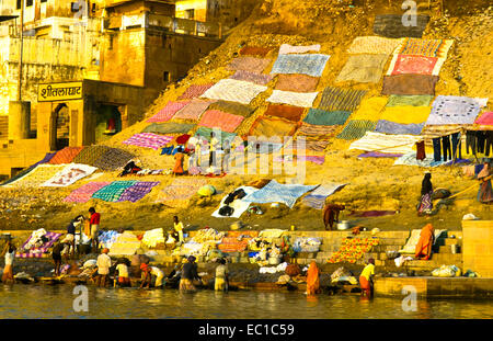 Waschen an den Ganges in Varanasi in Indien Stockfoto