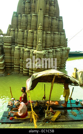 zwei Männer beten am Fluss Ganges in Varanasi in Indien Stockfoto