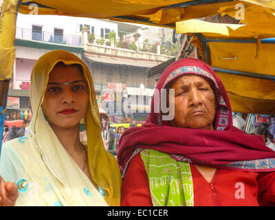 Porträt der indischen Frau und Tochter Stockfoto