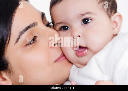 Indian Mother Caring sein Baby Stockfoto
