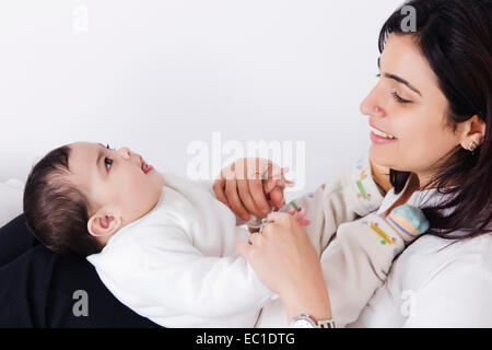 Indian Mother Caring sein Baby zu Hause Stockfoto