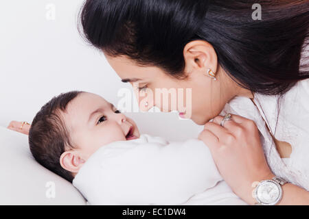 Indian Mother Caring sein Baby Stockfoto