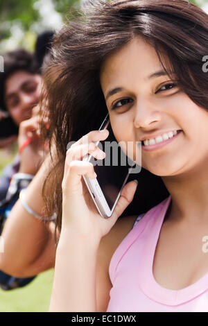 indische Gruppe Massen Parken sprechendes Telefon Stockfoto