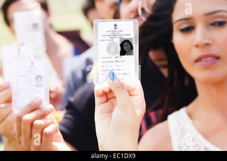 indische Gruppe Massen Wahl Linie mit Voter ID-Karte Stockfoto