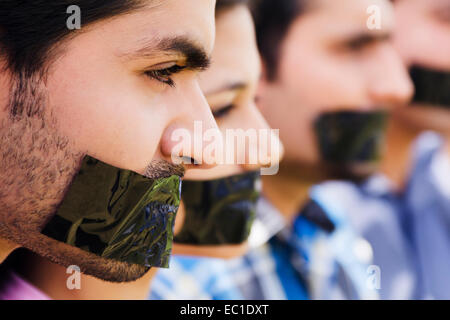 indische Freunde Gruppe Massen Pflaster Stockfoto