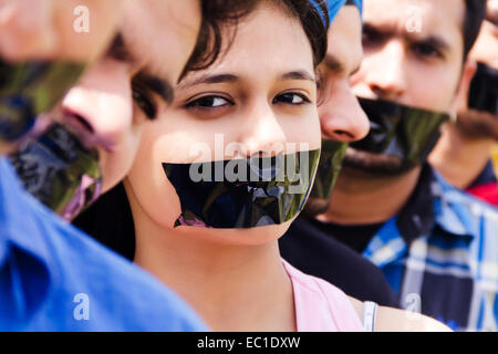 indische Freunde Gruppe Massen Pflaster Stockfoto