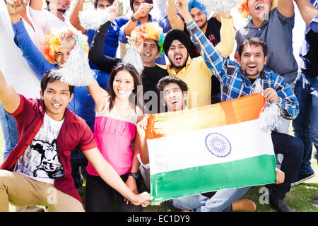 indische Freunde Gruppe Massen Stadion jubeln Stockfoto