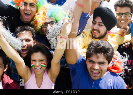 indische Freunde Gruppe Massen Stadion jubeln Stockfoto
