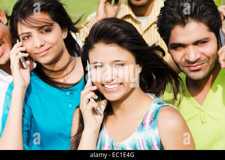 indische Gruppe Freunde sprechen Telefon Stockfoto