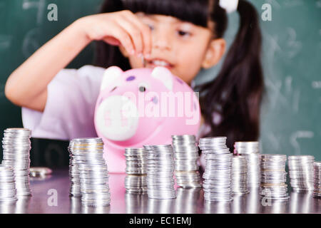 indische schöne Kind Student mit Geld Stockfoto