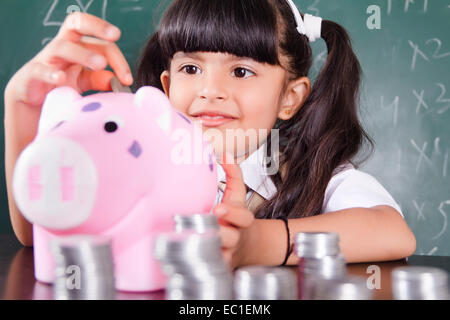 indische schöne Kind Student mit Geld Stockfoto