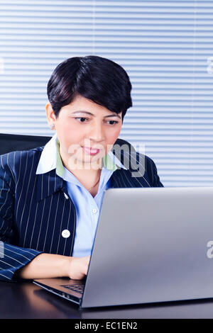 1 indische Geschäftsfrau Büro Laptop arbeiten Stockfoto