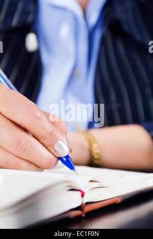 1 indische Geschäftsfrau Büro arbeiten Stockfoto