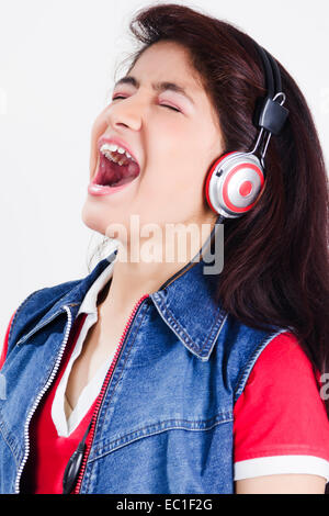 1 indische schöne Mädchen Kopfhörer hören von Musik Spaß Stockfoto