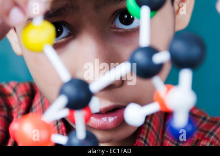 1 indische Schulkind junge Student Lab Research Stockfoto