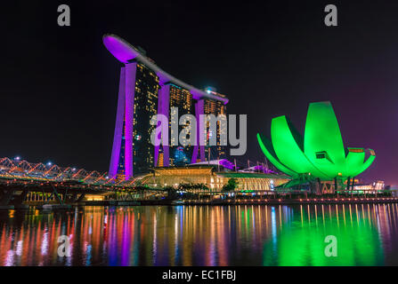 Marina Bay Sands Hotel und Kunst Wissenschaft Museum in Singapur Stockfoto