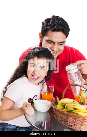 indische Vater mit Kind Morgen Frühstück Stockfoto