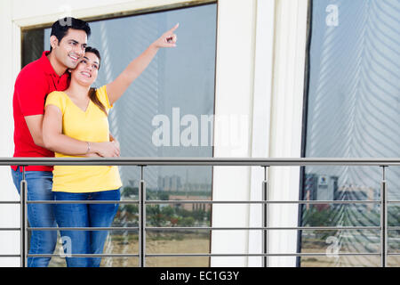 indische verheiratet paar Balkon Seite zeigen Stockfoto