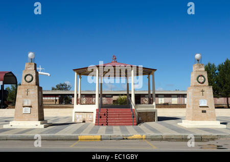 Kriegerdenkmal und Musikpavillon, Peterborough, South Australia, Stockfoto