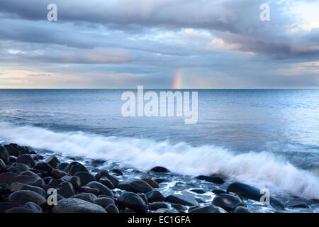 Regen-Wolken über der Nordsee bei Dunstanburgh Northumberland Küste England Stockfoto