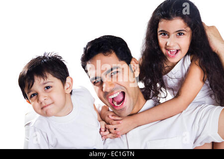 indische Vater Kinder spielen Stockfoto