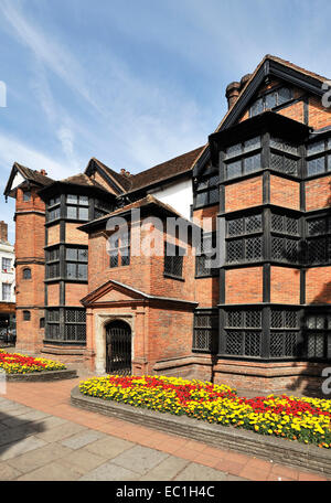 Eastgate House mit Blumenbeeten, Rochester High Street. Beschrieben von Charles Dickens als Westgate Haus in die Flut, Stockfoto