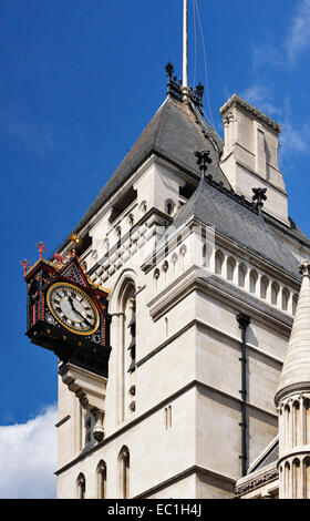 Royal Courts of Justice, großen Uhr am Turm. Fleet Street, London. Von Königin Victoria, eröffnet 1882. Der oberste Gerichtshof besteht aus Stockfoto