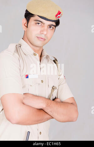 1 indische Patriotismus Mann Constable Arme gekreuzt stehenden Haltung pose Stockfoto