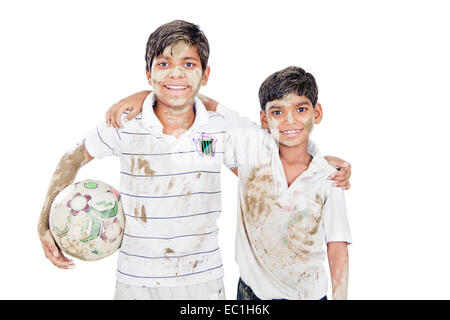 2 Indans Kinder jungen Freunde spielen Fußball Stockfoto