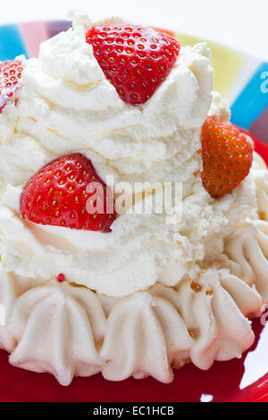 Mini Erdbeer Pavlova Stockfoto