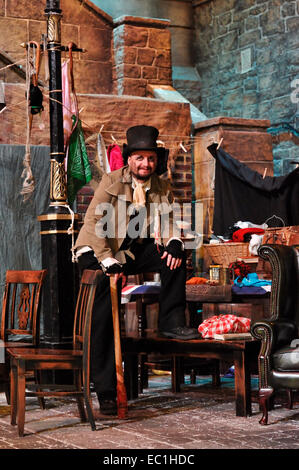 Bill Sikes bei Dickens World: Schauspieler Joseph Murthagh, in der Rolle des Sikes von Dickens Roman "Oliver Twist";  im Rathaushof Stockfoto