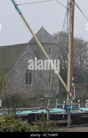 Dickens - untere Halstow Kirche und Boot, im Herbst Nebel Stockfoto