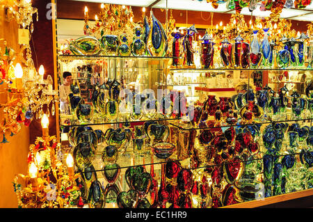 Murano Glas Vase Anzeige im Shop: Murano Ruf als Spezialist Zentrum für farbige Herstellung Glas entstand bei der Stockfoto