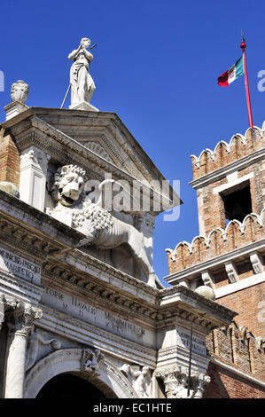 Venedig Arsenal Porta Magna, mit geflügelten Löwen. Die Tore und Türme, um Venedig Arsenale (Sestiere di Castello), entstanden Stockfoto