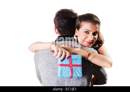 indische Bruder und Schwester Raksha Bandhan Überraschungsgeschenk Stockfoto