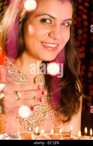 1 indische Dame Diwali Festival Anbetung thali Stockfoto