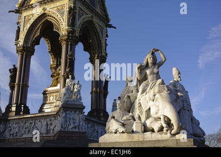 Asien-Gruppe, Albert Memorial. TheAsia Gruppe von Statuen, die das Reich mit dem Einsatz eines Elefanten, von John Henry Foley. Das Albert Memorial, Kensington Gardens, London, England, direkt in den Norden der Royal Albert Hall. Es wurde von Königin Victoria in Erinnerung an ihren geliebten Mann, Prinz Albert im Jahr 1861 an Typhus gestorben beauftragt. Stockfoto