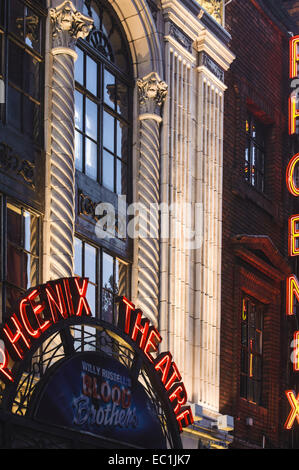 Phoenix Theatre, beleuchtete Fassade. Charing Cross Road (an der Ecke zur Flitcroft Street). Das Theater wurde vom Sir entworfen. Stockfoto