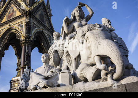 Asien-Gruppe, Albert Memorial. TheAsia Gruppe von Statuen, die das Reich mit dem Einsatz eines Elefanten, von John Henry Foley. Das Albert Memorial, Kensington Gardens, London, England, direkt in den Norden der Royal Albert Hall. Es wurde von Königin Victoria in Erinnerung an ihren geliebten Mann, Prinz Albert im Jahr 1861 an Typhus gestorben beauftragt. Stockfoto