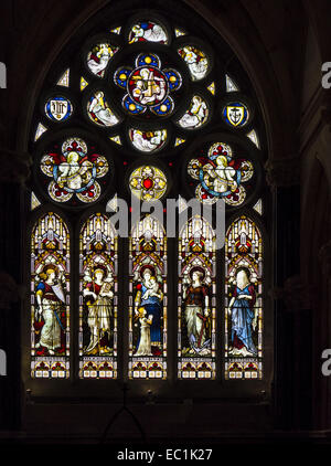 Glasmalerei, Kylemore Abbey; Maßwerkfenster im südlichen Querschiff, Darstellung, Tapferkeit, glaube, Liebe, Hoffnung und Keuschheit.  A Stockfoto