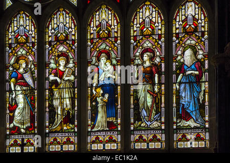 Glasmalerei, Kylemore Abbey; Maßwerkfenster im südlichen Querschiff, Darstellung, Tapferkeit, glaube, Liebe, Hoffnung und Keuschheit. Stockfoto