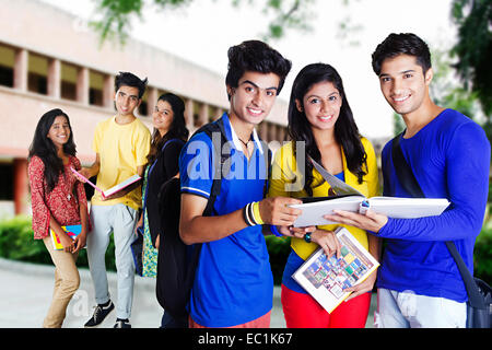 indische College-Freunde Studenten studieren Stockfoto