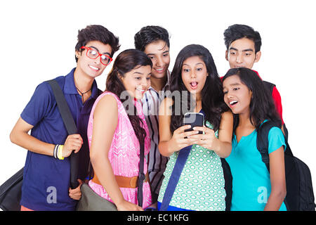 indische Studenten Freunde im Chat Telefon Stockfoto