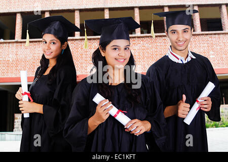 indische Freunde Graduierung Hochschulabschluss Stockfoto