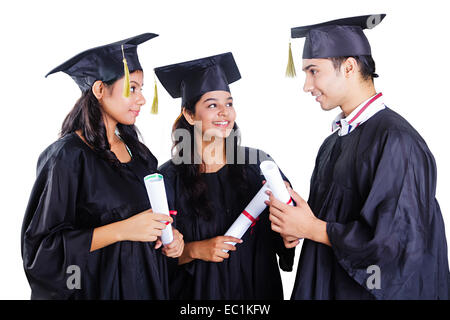 indische Freunde Graduierung Hochschulabschluss Stockfoto