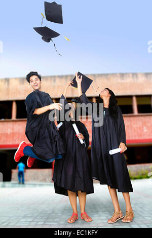 indische College-Freunde genießen Graduation Grad Stockfoto