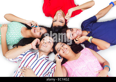 indische Studenten Freunde sprechen Telefon Stockfoto