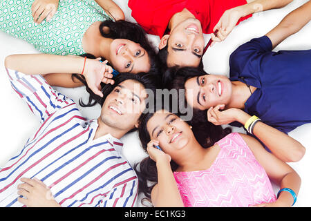 indische Studenten Freunde sprechen Telefon Stockfoto